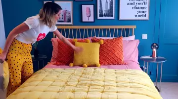 Los pantalones de lunares negros amarillos de Zoe Sugg en el video de Zoella "Guest Bedroom Makeover | Antes y después | Anuncio"