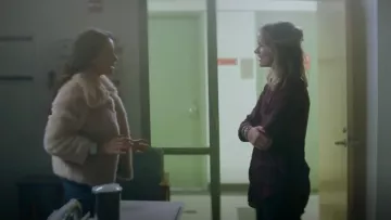 The jacket faux fur pink Peach Salinger (Shay Mitchell) in You S01E03