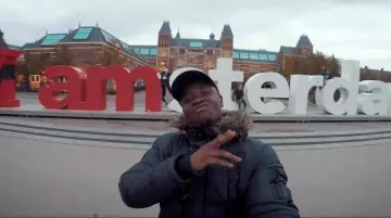 The sculpture I Amsterdam in front of Rijksmuseum in the clip Mans not hot Big Shaq