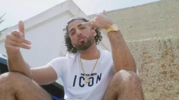 El icono bordado de la camiseta Dsquared2 en el clip 079ME de B Young