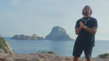 Le t-shirt noir Givenchy dans le clip 079ME de B Young