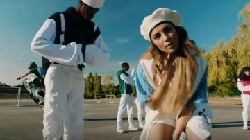 La boina blanca de Chilla en su clip de 1er día de escuela