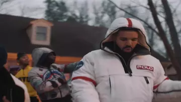 Le sweat à capuche Bape dans le clip Look Alive de BlocBoy JB & Drake