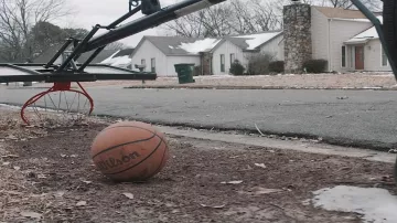 Le ballon de basket Wilson MVP dans le clip Look Alive de BlocBoy JB & Drake