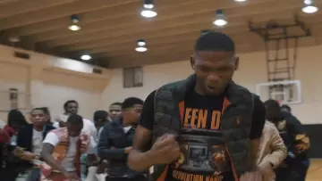 Le t-shirt Green Day Revolution Radio de BlocBoy JB dans le clip Look Alive avec Drake