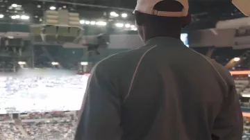 La casquette blanche OVO dans le clip Look Alive de BlocBoy JB & Drake