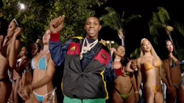 La chaqueta de chándal retro Black Pyramid en el videoclip "Pills & Automobiles" de chris Brown