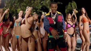 Le pantalon Black Pyramid dans le video clip "Pills & Automobiles"