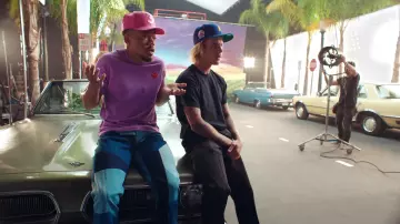 La casquette New Era rose "3" de Chance The Rapper dans le video clip "No Brainer" de DJ Khaled ft. Justin Bieber, Quavo