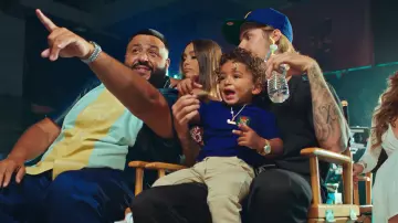 Le polo enfant bleu Gucci Kids dans le video clip "No Brainer" de DJ Khaled ft. Justin Bieber, Chance the Rapper, Quavo