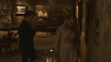 La robe rose de Adelaide (Jemima Kirke) dans Maniac (S01E01)