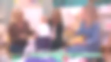 La combinaison en jean d’Agathe Lecaron dans la Maison des Maternelle du 26/09/2018