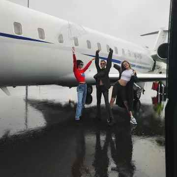 The sweater red cloud Alberta Ferretti, Kendall Jenner on the account instagram @kendalljenner