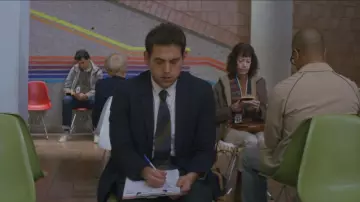 La cravate rayée portée par Owen Milgrim (Jonah Hill) dans la série Maniac (S01E01)