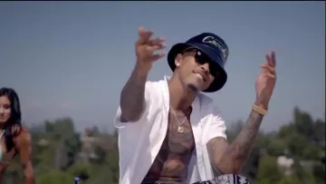 Le bob Crooks and Castles dans le clip Hold You Down de DJ Khaled
