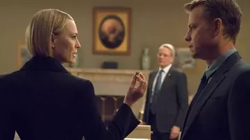 La bague de Frank Underwood tenue par Claire Underwood (Robin Wright) dans House of Cards (S06)