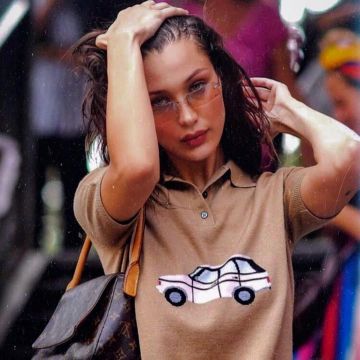 The sweater-beige 'car' Sandy Liang Bella Hadid on his account Instagram @bellahadid