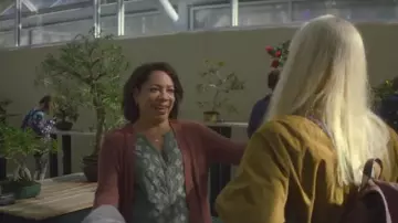 Le cardigan rose de Patricia Lugo (Selenis Leyva) dans Maniac (S01E02)