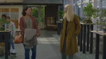 Le sac à main orange de Patricia Lugo (Selenis Leyva) dans Maniac (S01E02)