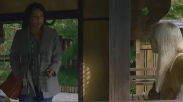 La manteau gris de Patricia Lugo (Selenis Leyva) dans Maniac (S01E02)