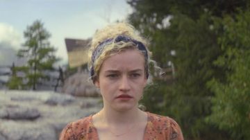 Le bandana bleu marine d'Ellie Landsberg (Julia Garner) dans Maniac S01E02