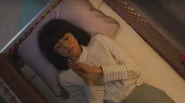 La chemise rayée du Dr. Azumi Fujita (Sonoya Mizuno) dans Maniac S01E03