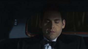 The bow tie black Owen Milgrim (Jonah Hill) in Maniac S01E05