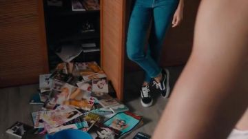 La paire de Vans Classic Old Skool portée par Laura (Élodie Fontan) dans Nicky Larson et le parfum de Cupidon