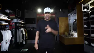 Le t-shirt oversize noir porté par Baloo dans la vidéo YouTube "CABALLERO & JEANJASS – Bail 2 Sneakers"