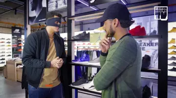 The bomber jacket in quilted effect brought by Maskey in the video, "MASKEY & DEEN BURBIGO – Lease 2 Sneakers"
