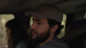 The brown hat of Mason Tannetti (Christopher Abbott) in The Sinner (S01E01)