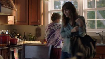 The bag of Cora Tannetti (Jessica Biel) in The Sinner (S01E01)