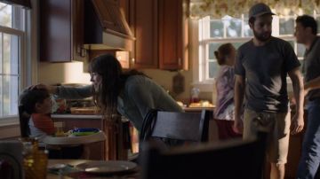 The bermuda tawny Mason Tannetti (Christopher Abbott) in The Sinner (S01E01)