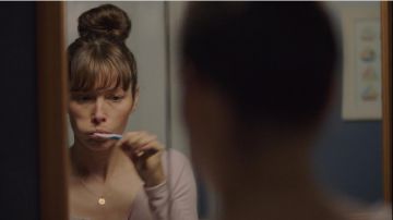 Le collier en or avec médaillon de Cora Tannetti (Jessica Biel) dans The Sinner (S01E01)