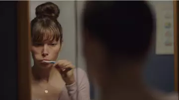 Le collier en or avec médaillon de Cora Tannetti (Jessica Biel) dans The Sinner (S01E01)