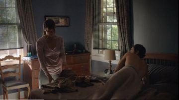 La haut de pyjama rose de Cora Tannetti (Jessica Biel) dans The Sinner (S01E01)