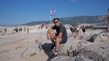 The black Sneakers Le Coq Sportif LCS R Flow of Peter Croce in the video "Are re-enacted of the Olympics of Ancient Greece"