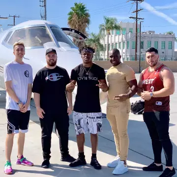 Les sneakers noir Adidas Human Race "Nerd" de KSI devant un avion sur son compte Instagram (@ksi)
