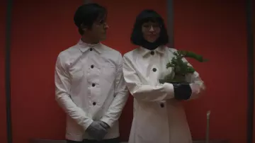 La veste blanche du Dr. Azumi Fujita (Sonoya Mizuno) dans Maniac S01E10
