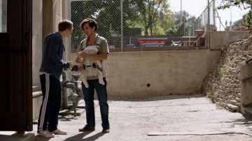 Le pantalon Adidas de Lip Gallagher (Jeremy Allen White) dans Shameless S09E03