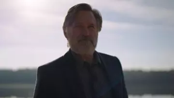 Le chemise gris foncé d'Harry Ambrose (Bill Pullman) dans The Sinner (S01E01)