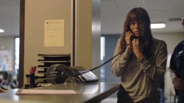 Le t-shirt gris manches longues de Cora Tannetti (Jessica Biel) dans The Sinner (S01E01)