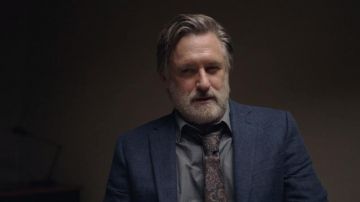 The tie to the grounds of Harry Ambrose (Bill Pullman) in The Sinner (S01E01)