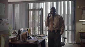 La cravate orange de Dan Leroy (Dohn Norwood) dans The Sinner (S01E01)