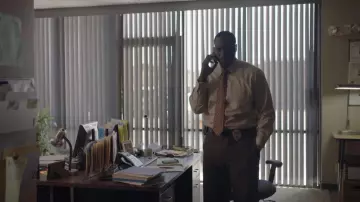 La cravate orange de Dan Leroy (Dohn Norwood) dans The Sinner (S01E01)