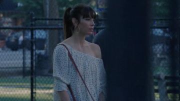 Les créoles en or de Cora Tannetti (Jessica Biel) dans The Sinner (S01E02)