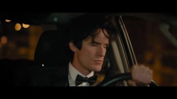 Le costume Tokyo Noir de Nicky Larson (Philippe Lacheau) dans Nicky Larson et le Parfum de Cupidon