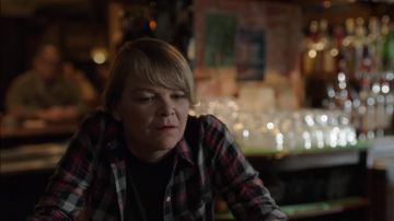 Le t-shirt noir uni vu dans The Sinner (S01E02)