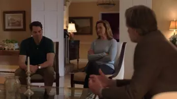 Le pull bleu clair d'Elsa Belmont (Orlagh Cassidy) dans The Sinner (S01E02)