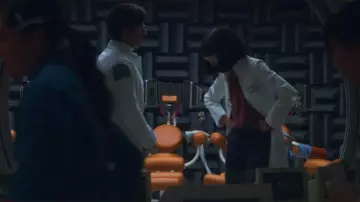 La chemise rouge du Dr. Azumi Fujita (Sonoya Mizuno) dans Maniac (S01E06)